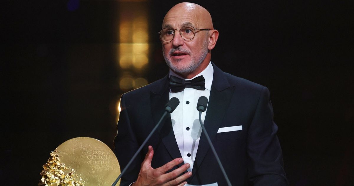 "أملك لاعبين رائعين".. دي لا فوينتي أفضل مدرب بالعالم في 2026