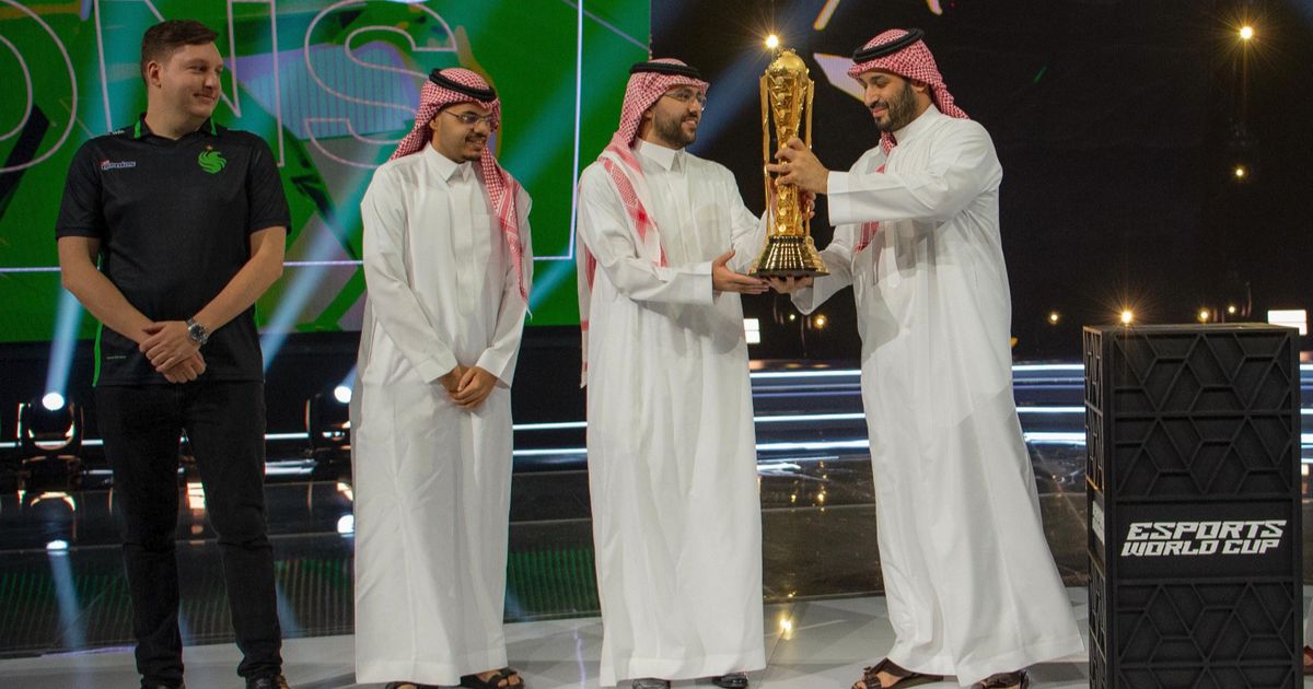 وليّ العهد السعودي يتوّج فالكونز بلقب كأس العالم للرياضات الإلكترونية