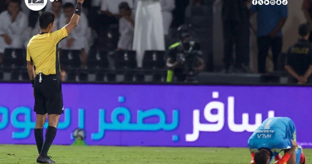 شاهد.. طرد الصانبي يربك الأهلي ويفاقم معاناته أمام الشباب