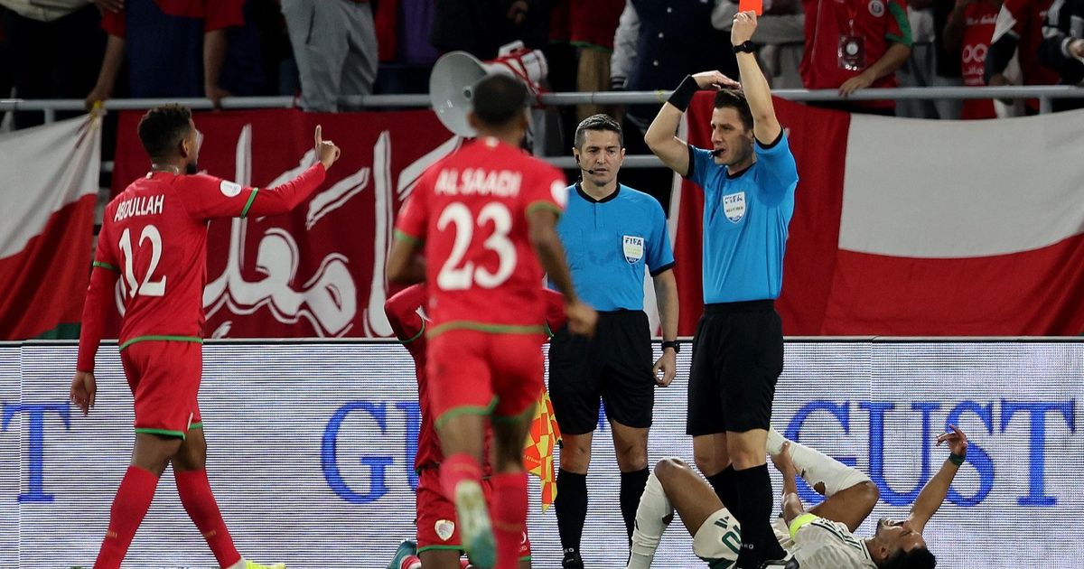 شاهد.. طرد عُماني بعد خطأ عنيف ضد سالم وفرصة لا تصدّق من الصحفي