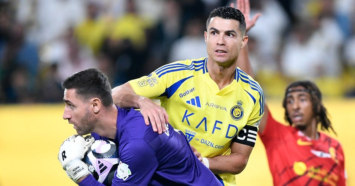 كاستيلس حارس القادسية يفوز بجائزة القفاز الذهبي في الدوري السعودي