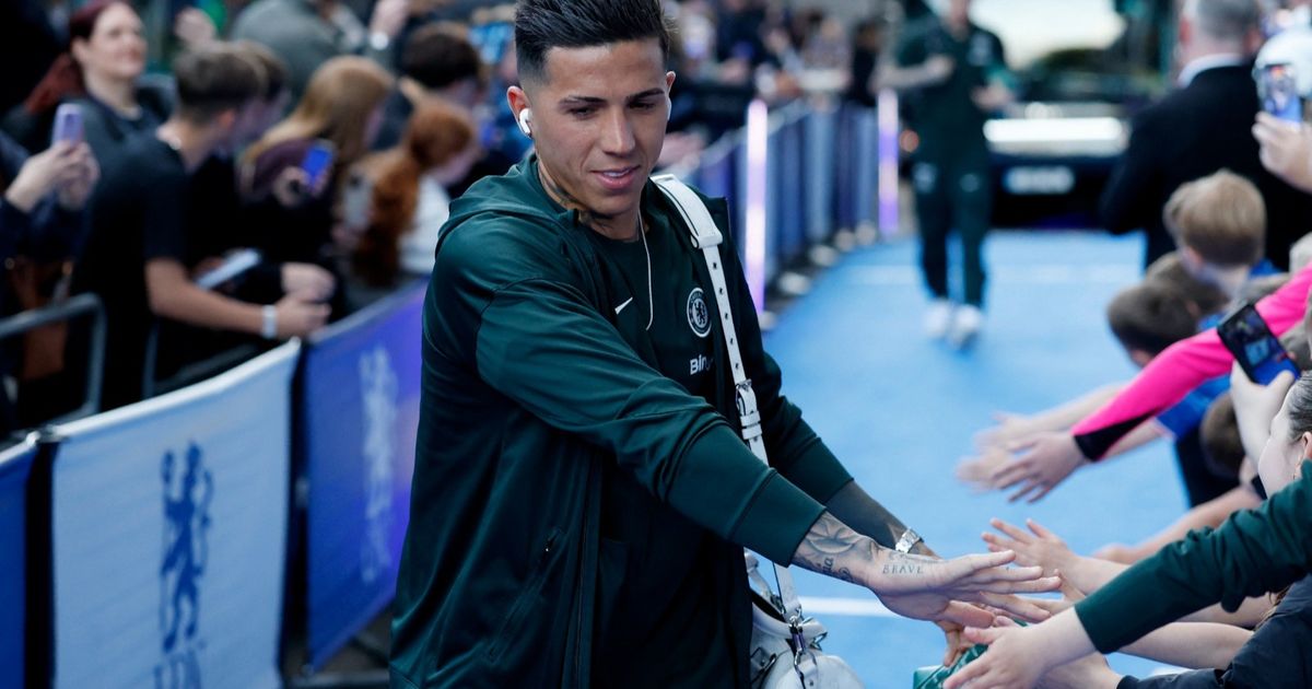 إنزو فرنانديز يقود تشكيلة تشيلسي أمام مانشستر يونايتد بعد العفو عنه