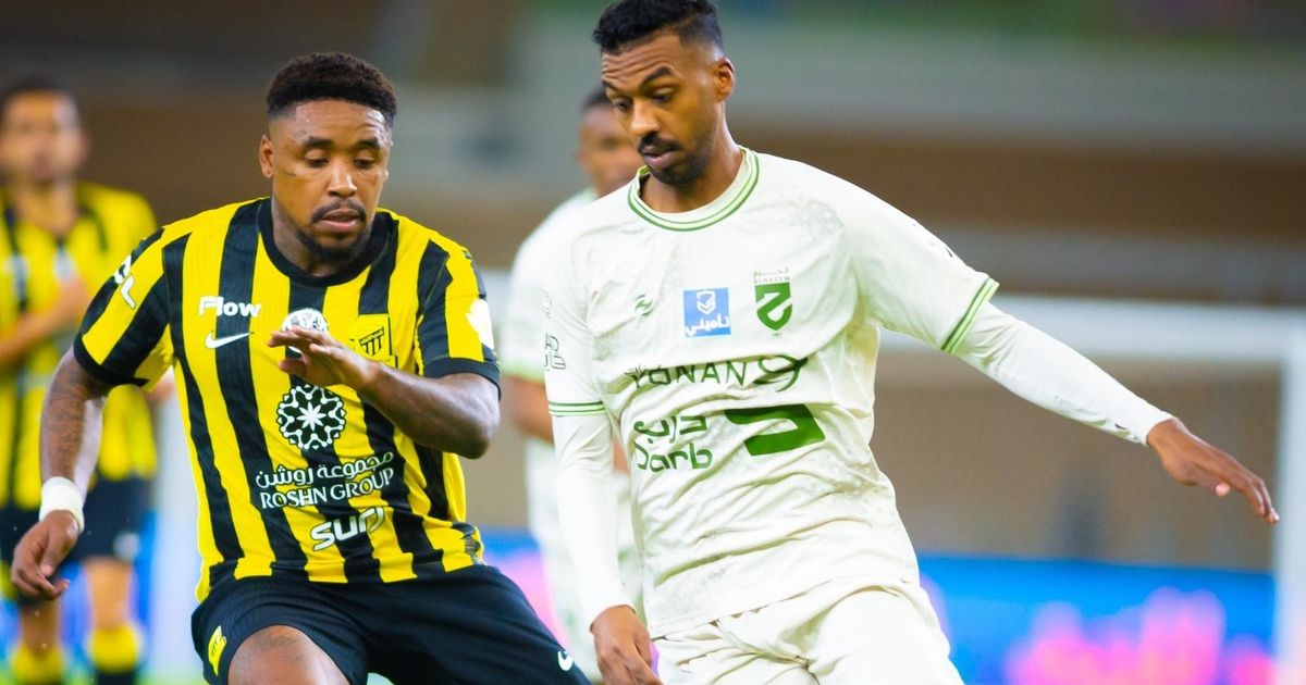 شاهد.. طرد ديابي في الشوط الأول من مباراة الاتحاد والحزم