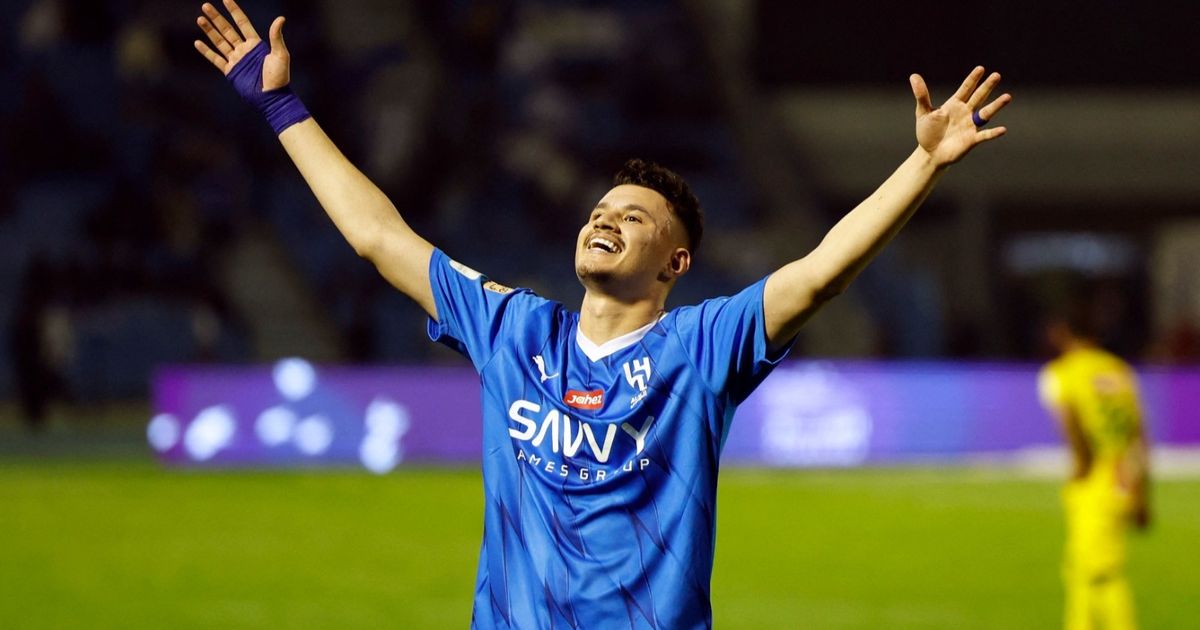 تمهيداً للرحيل إلى النصر.. الحمدان يهدد بالانشقاق عن الهلال