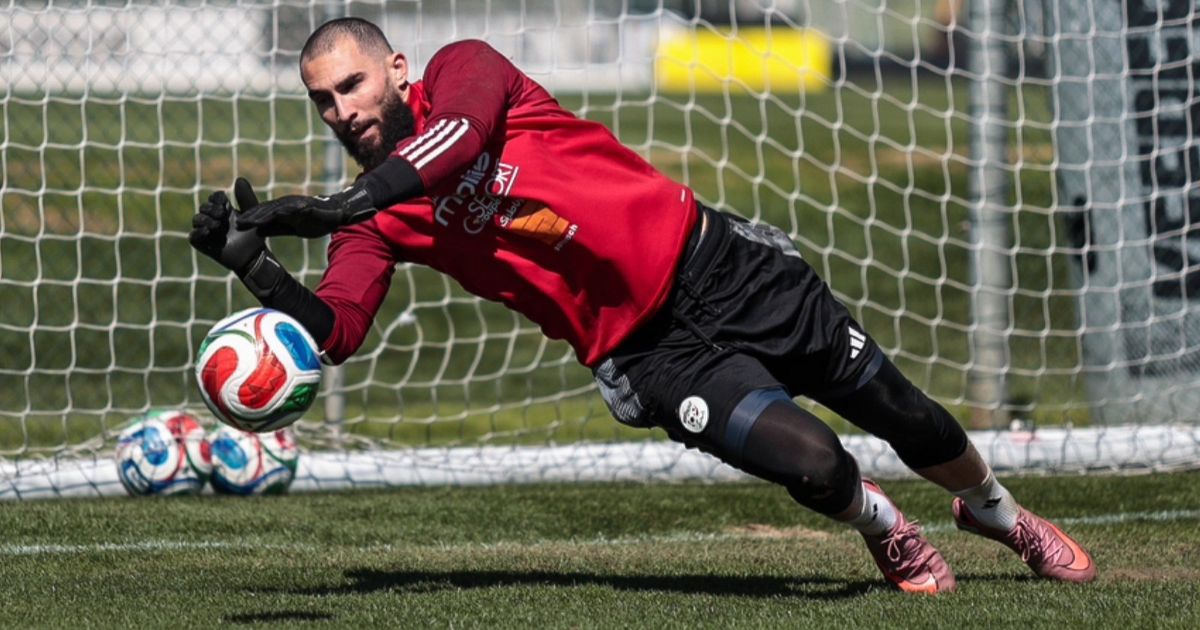 الإصابة تهدد مشاركة حارس الجزائر في كأس العالم 2026