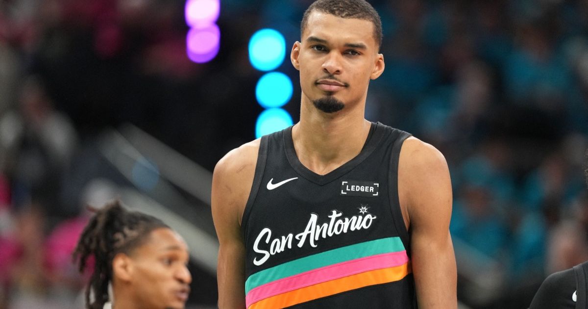 ويمبانياما يدخل تاريخ دوري السلة الأميركي بجائزة أفضل مدافع