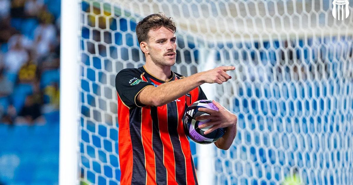 لياندرو أنتونيس مهاجم الرياض يتفوّق على نجوم الاتحاد