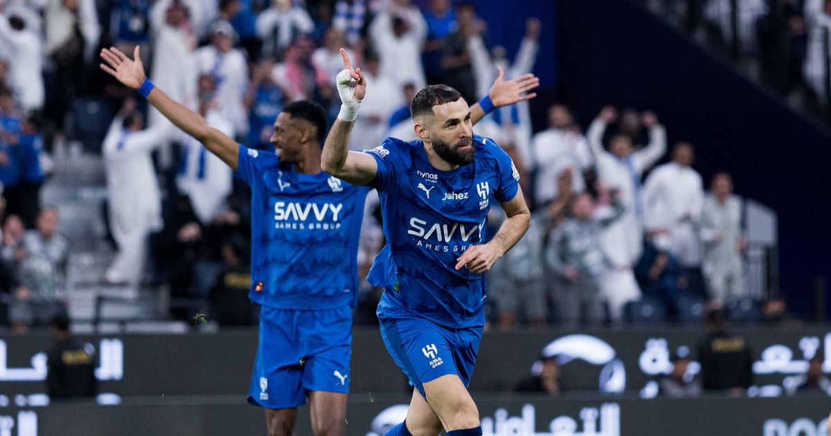 شاهد.. بنزيما يسجل "هاتريك" في الشوط الأول من مواجهة الهلال والخلود