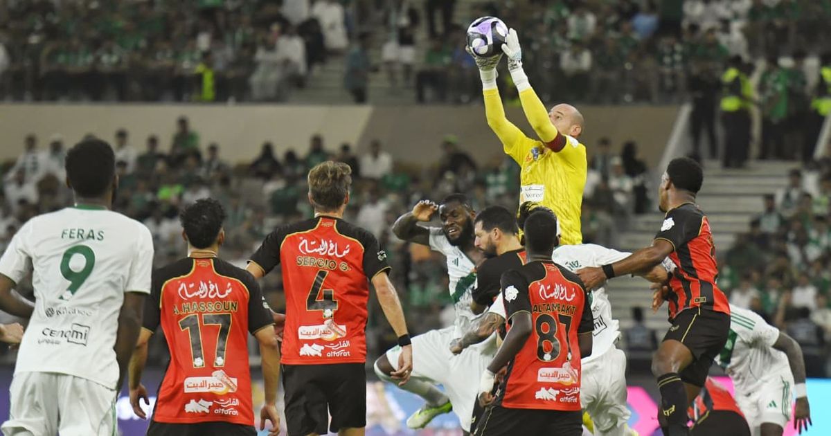 بهدف الدقيقة 90+11.. الأهلي يفرّط بالفوز على الرياض في مباراة درامية