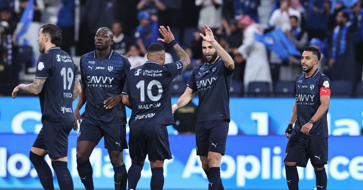 شاهد.. الهلال يتقدّم على الاتحاد بالشوط الأول وطرد حسن كادش