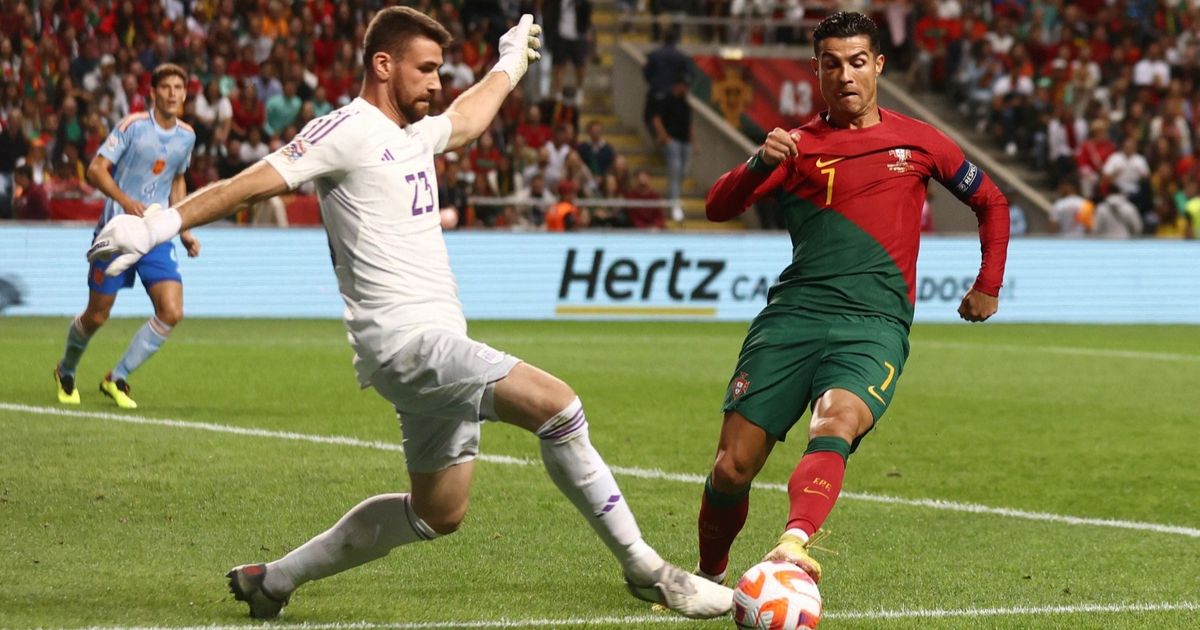 حارس إسبانيا يستفز كريستيانو رونالدو: لم يعد مثل السابق