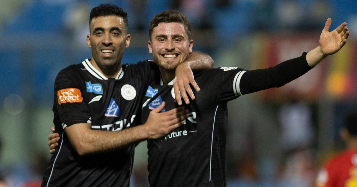 شاهد.. العزايزة يسجل "ثنائية الشباب" والقادسية يتعادل بصعوبة