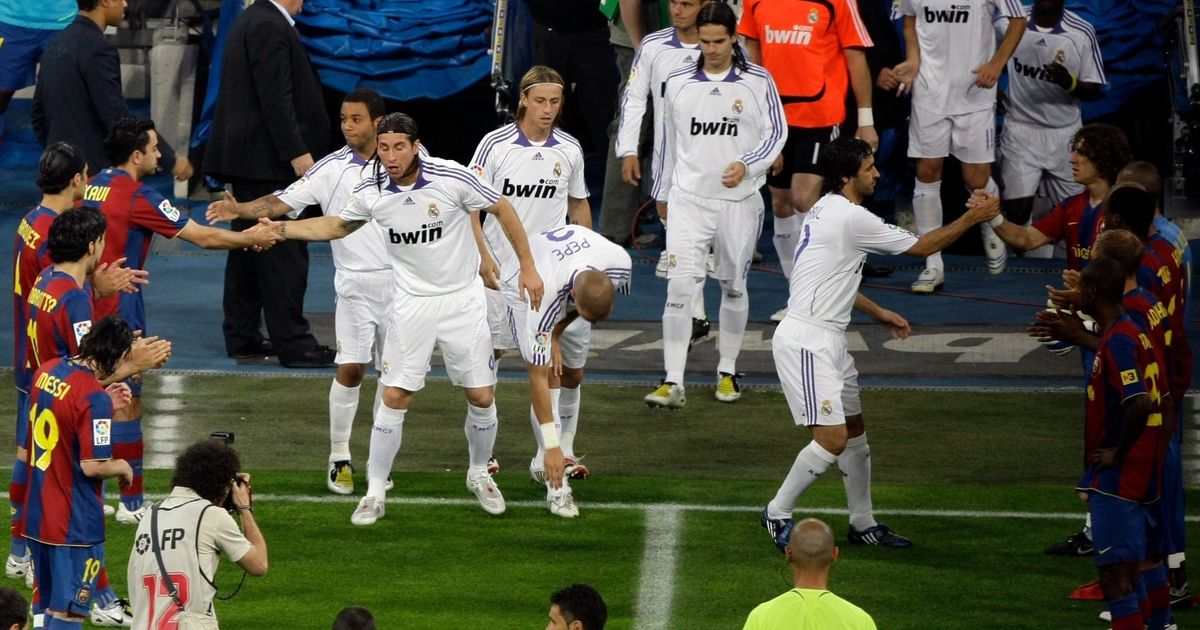 3 مواقف لا تُنسى.. الممر الشرفي يشعل صراع برشلونة وريال مدريد