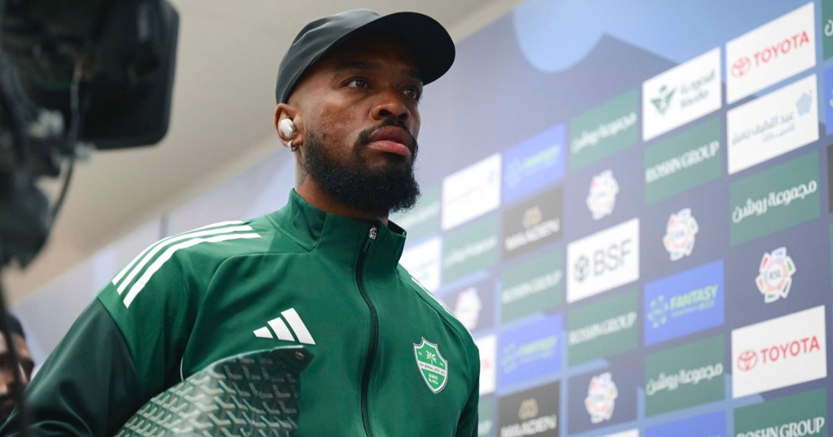 شاهد.. إيفان توني مهاجم الأهلي مكبّلاً بالأصفاد في لندن.. ماذا حدث؟