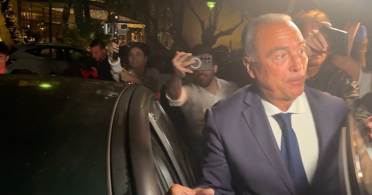 رئيس برشلونة يهاجم التحكيم: نظام ضعيف لا يليق ببطولة كبرى