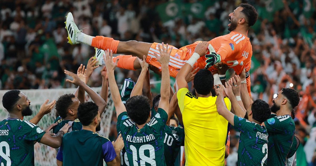 شاهد.. ممر شرفي لأبطال المنتخب السعودي قبل كلاسيكو الهلال والاتحاد
