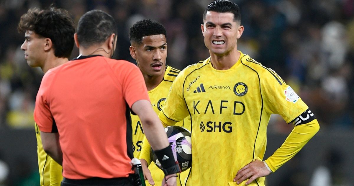كريستيانو رونالدو بين الأسوأ في مباراة النصر والشباب.. فمن الأفضل؟
