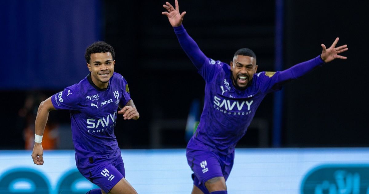 شاهد.. الهلال يهز شباك الأخدود برباعية وينفرد بالصدارة