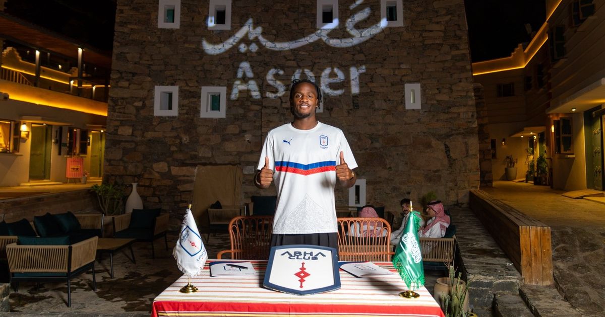 أبها السعودي يضم البلجيكي باتشواي مهاجم تشيلسي السابق