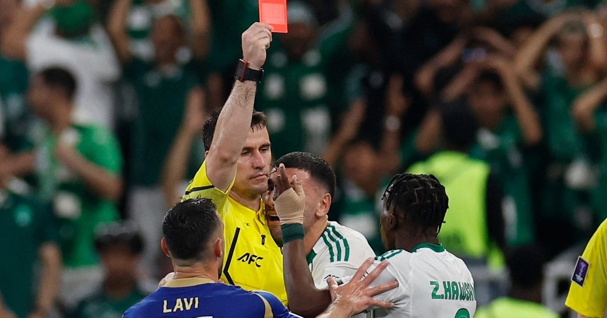 شاهد.. "المطرود" هوساوي ينهار باكياً ولاعبو الأهلي يجبروه على الاحتفال