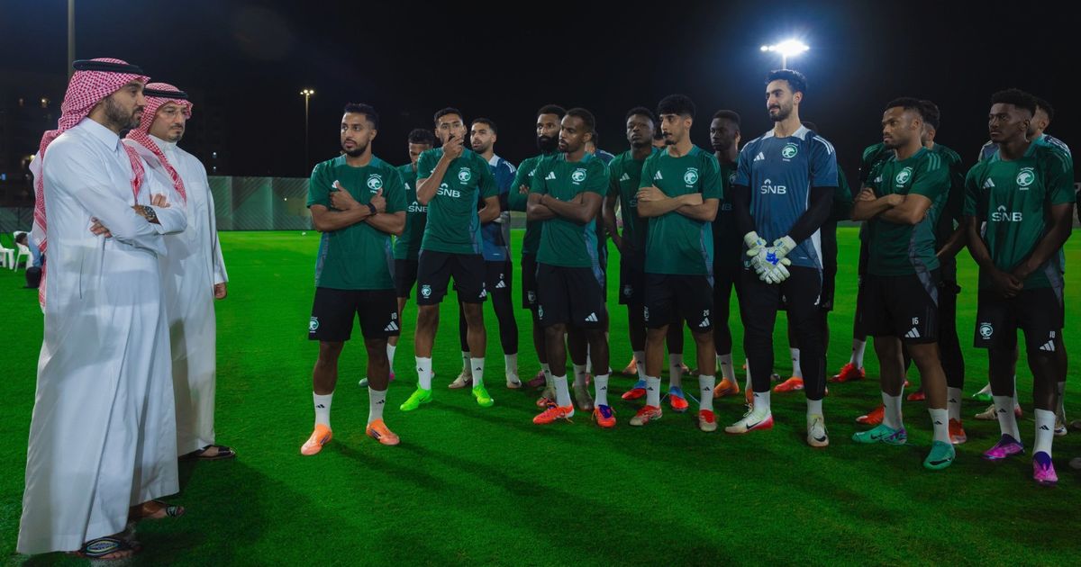 وزير الرياضة السعودي يحفز لاعبي "الأخضر" قبل موقعة إندونيسيا