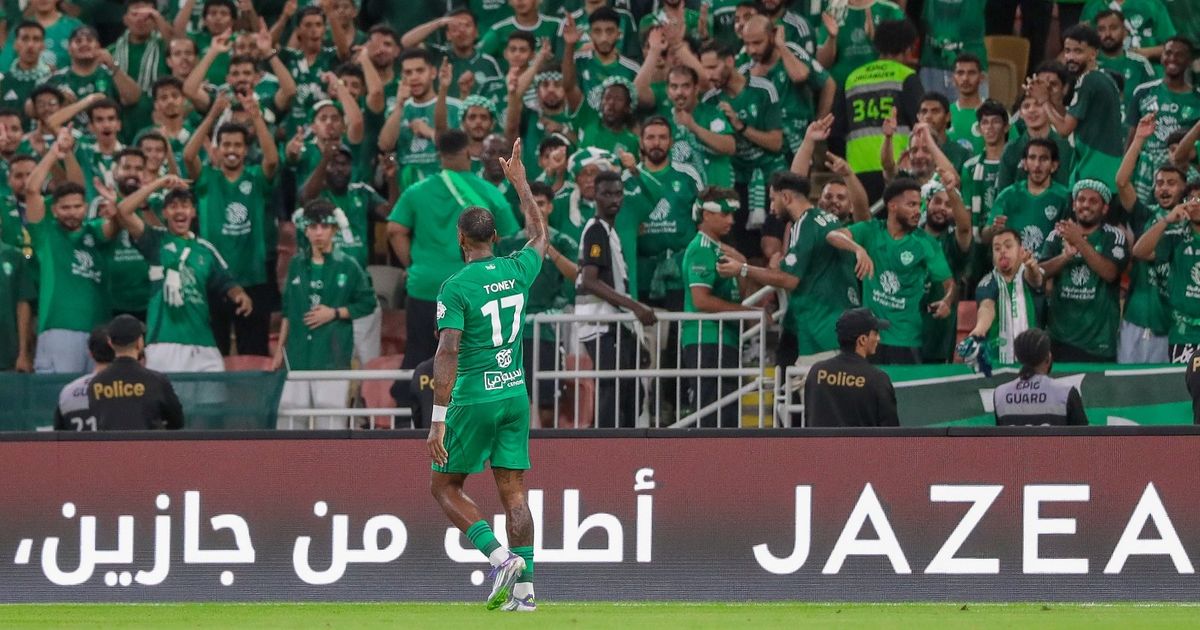 الأهلي يدشن موسمه في الدوري السعودي بفوز صعب على نيوم