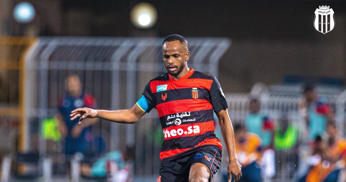 ظهير الرياض عبد الإله الخيبري يقترب من الأهلي