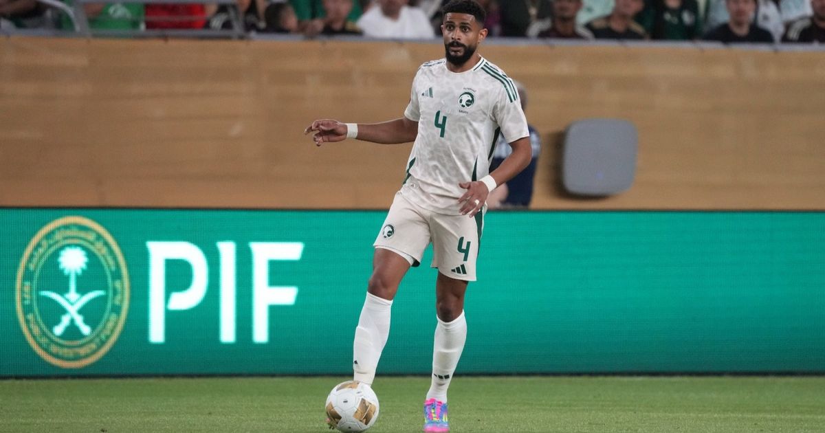 النصر يرفع مطالبه المالية للتخلي عن مدافعه الدولي