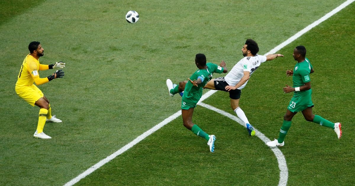 شاهد.. نجم شهير يطالب صلاح بساعة "روليكس" ثمينة بعد خسارة رهان
