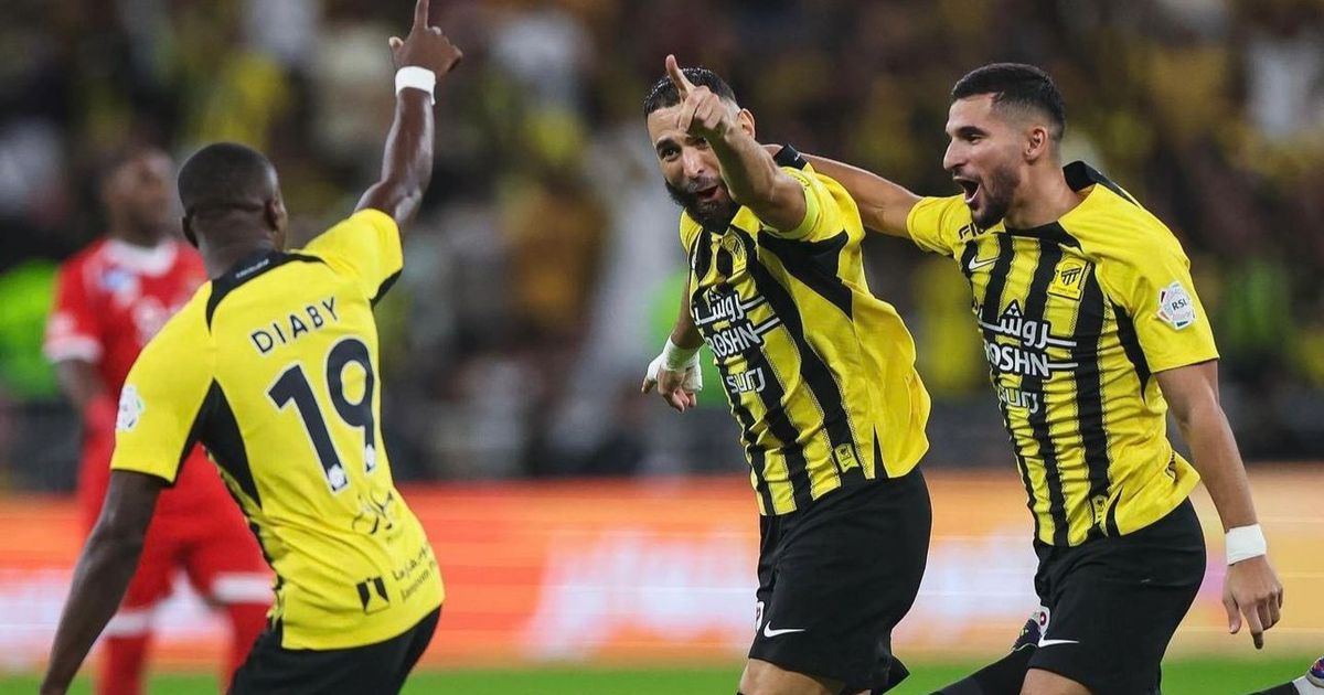 كريم بنزيما ينهي الجدل ويعيد متابعة حسام عوار في إنستغرام