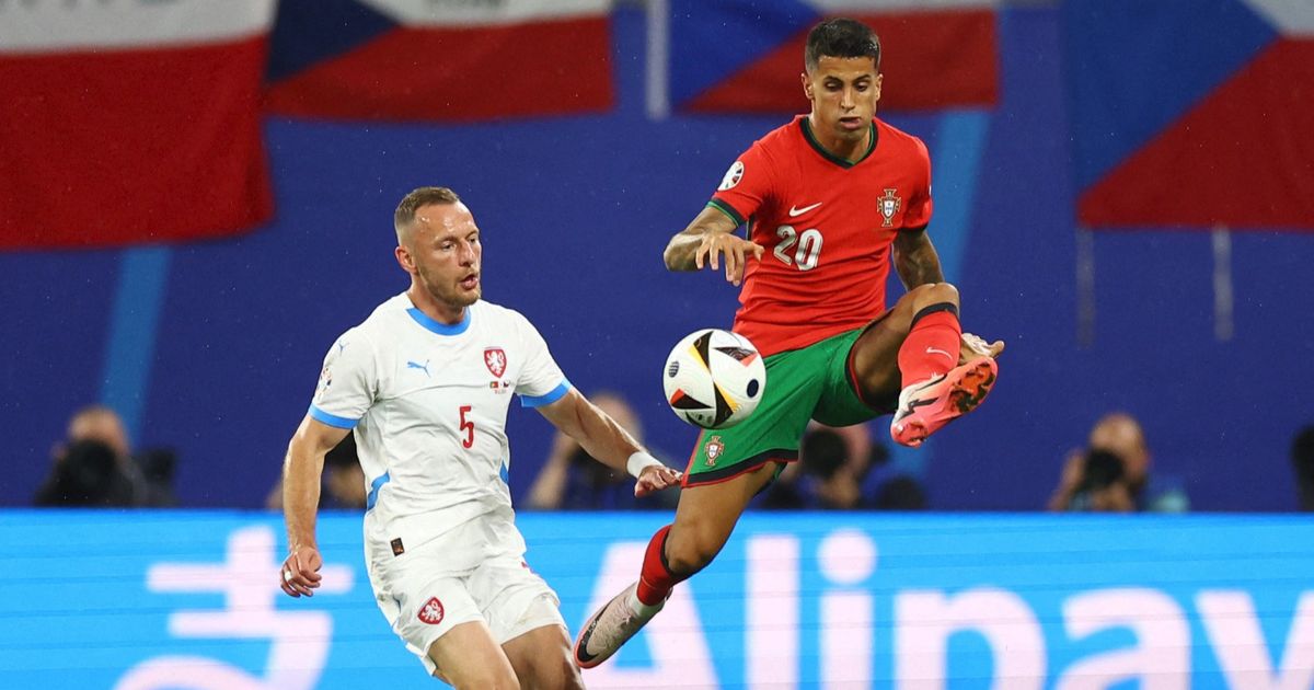 بعد دوران.. مورينيو يطلب التعاقد مع مدافع الهلال السعودي