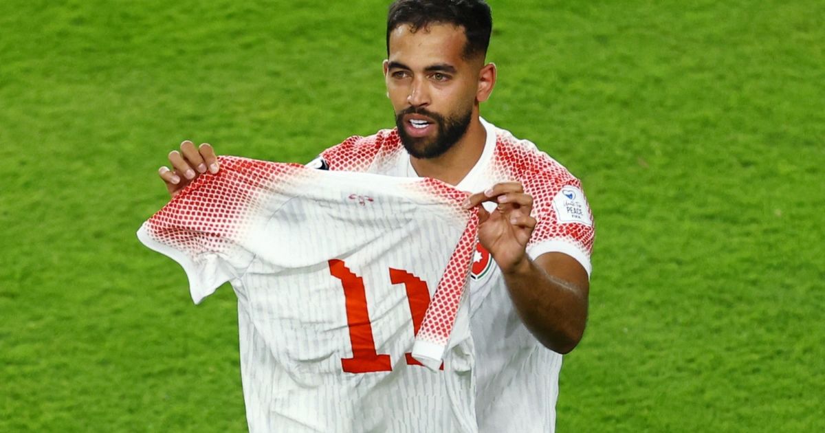 وفاء رغم الغياب.. علوان يحتفل بقميص النعيمات في المونديال