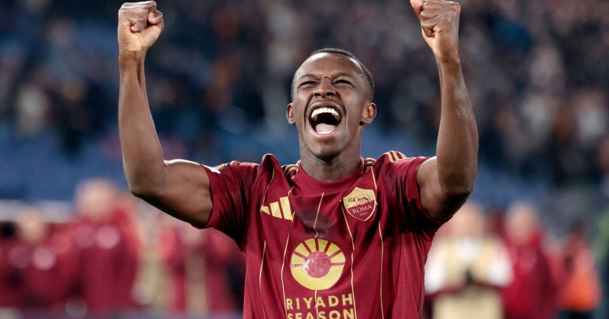 تسبب بهدف وبطاقة حمراء.. سعود عبد الحميد يقود روما للفوز على سبورتينغ