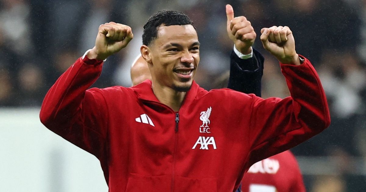 مهاجم ليفربول يتلقى هدية خاصة من كريم بنزيما