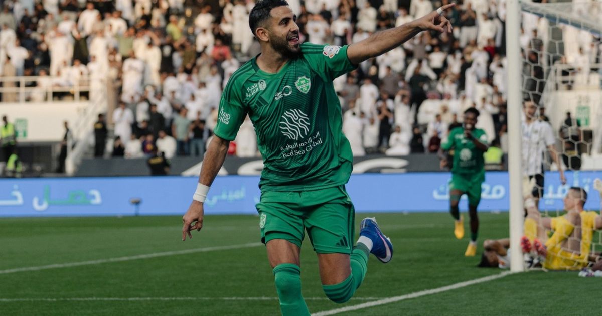 رياض محرز يُشعل الميركاتو.. 7 أندية تتسابق لضم نجم الأهلي والجزائر