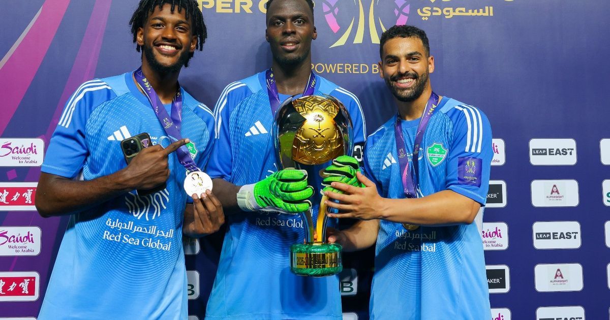 الأهلي يقرر منح لاعبيه مكافاة كأس السوبر السعودي "كاملة"