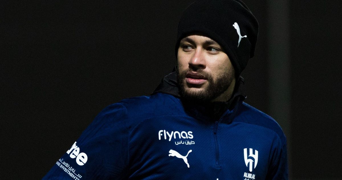 شاهد.. نيمار يعزف العود في سهرة سعودية