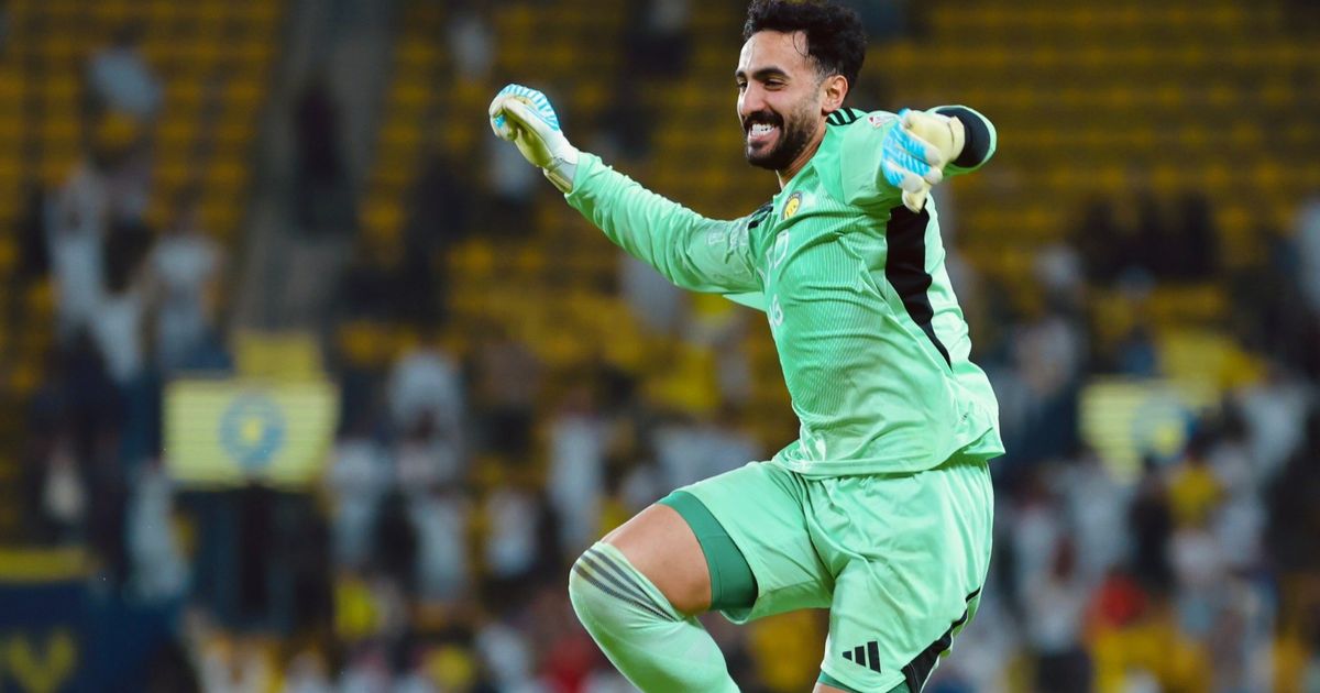 تجدد إصابة نواف العقيدي حارس السعودية يربك الحسابات قبل كأس العالم