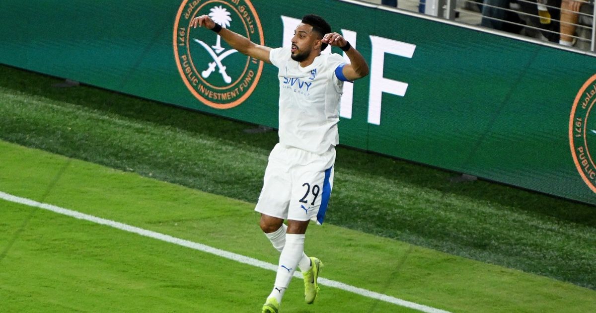 هل تحرمه الإصابة؟ الدوسري يتربع على عرش آسيا ويهدد رقم ميسي