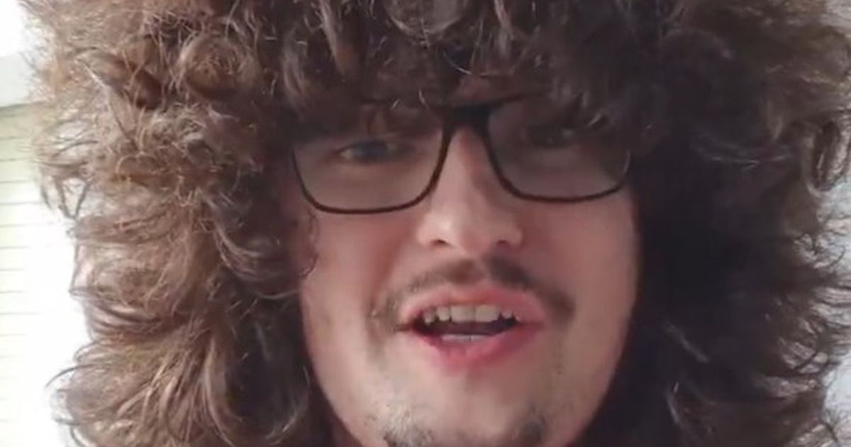 هل يقص مشجع مانشستر يونايتد شعره أخيراً بعد 493 يوماً؟