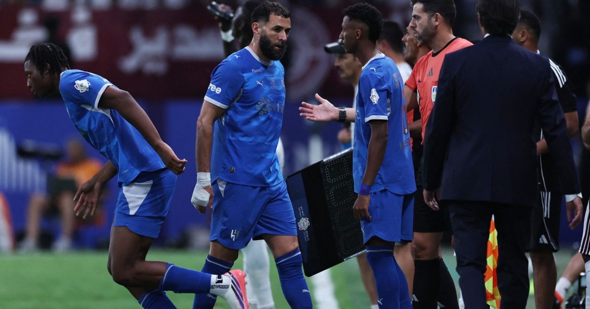 تقرير: الهلال يدرس إنهاء عقد بنزيما "الغاضب" ويفاوض أوسيمين ونيتو