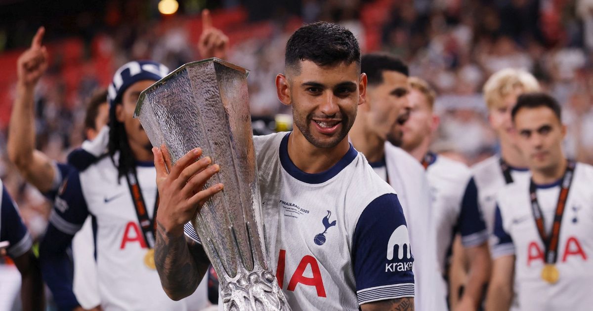 برشلونة يرصد مدافعاً من الدوري الإنجليزي تحسباً لفشل صفقة باستوني