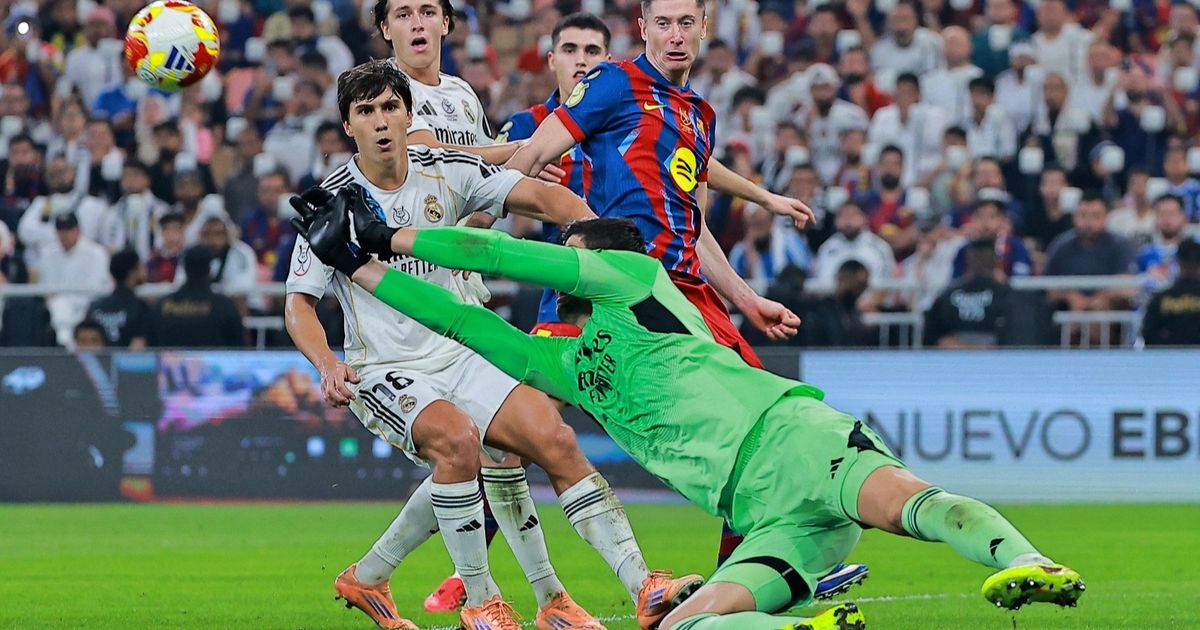كورتوا ينقذ ريال مدريد قبل مواجهة برشلونة
