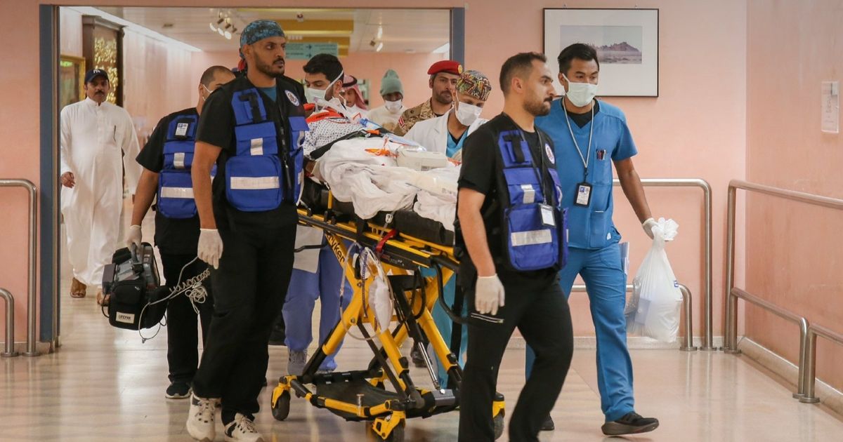 شاهد.. فهد المولد يحل بمدينة الملك عبد العزيز الطبية