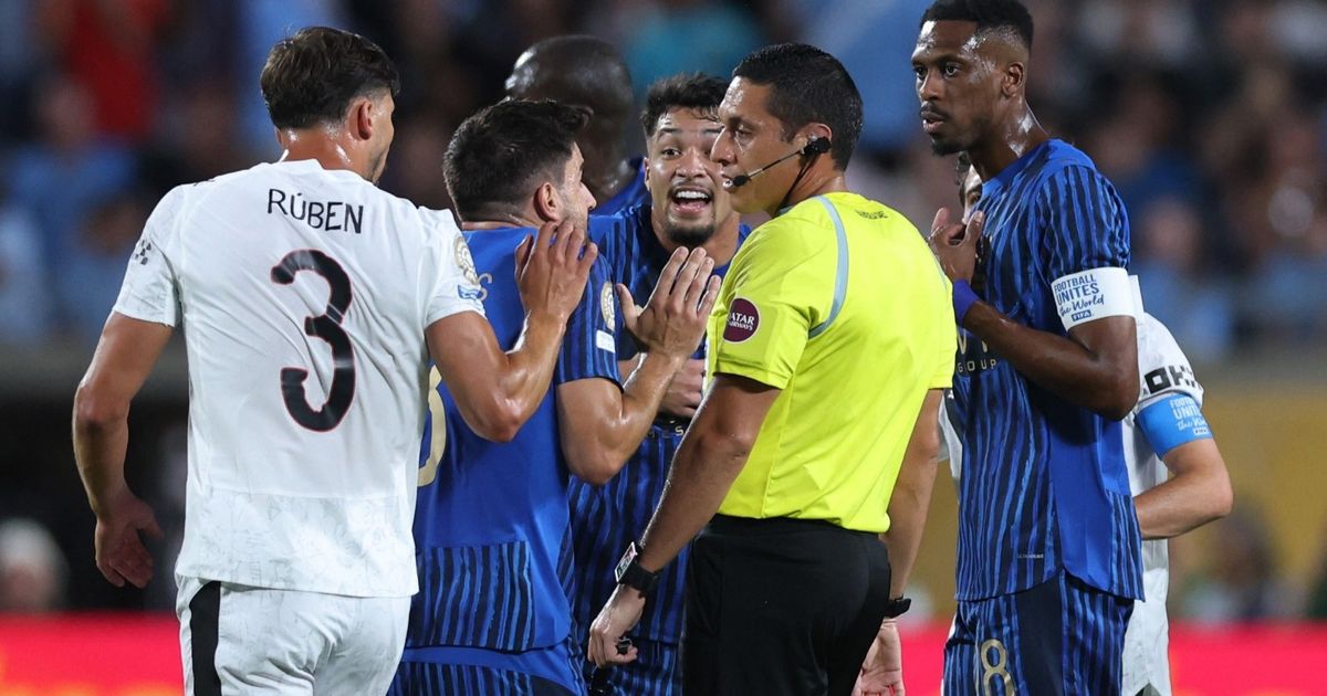 شاهد.. هدف مثير للجدل يُشعل غضب لاعبي الهلال أمام مانشستر سيتي