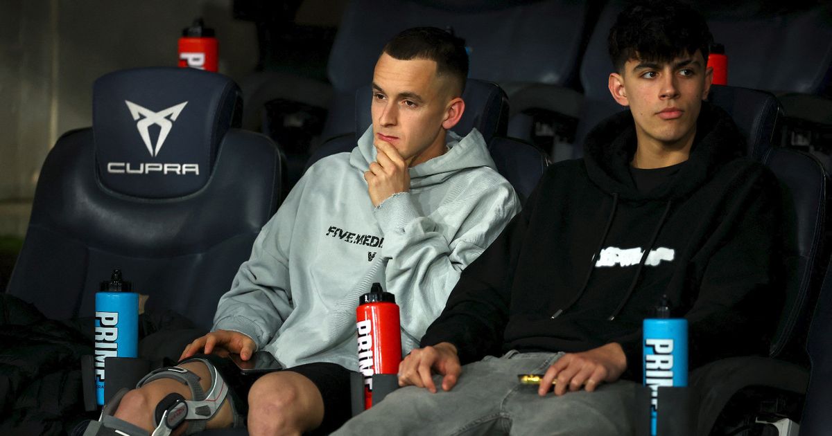 لاعب وسط مطلوب من الهلال السعودي قد يرحل عن برشلونة