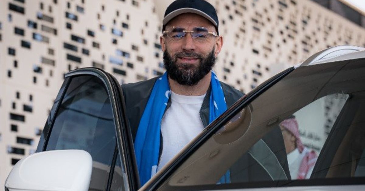 رسالة 10 ثوانٍ من بنزيما لمشجعي الهلال.. ورقم غريب للقميص