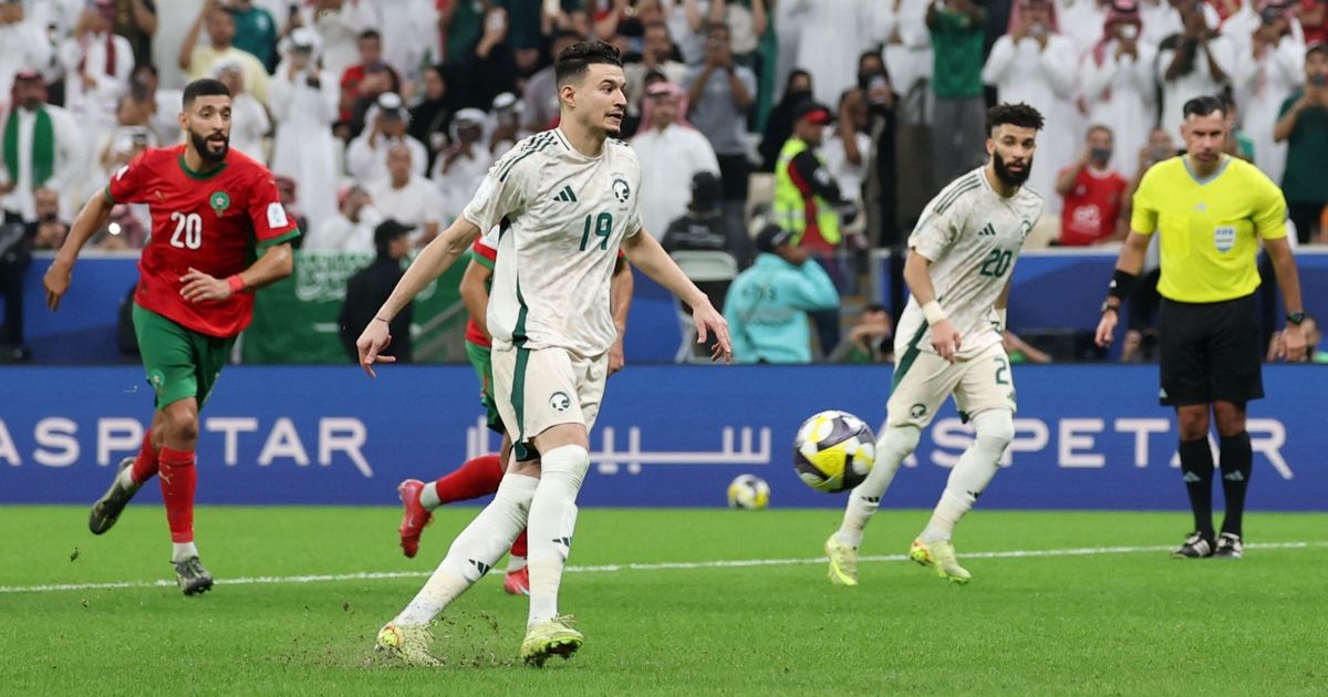 "صفعة وقبلة بالرأس" عبد الله الحمدان يعتذر لرينارد بعد "بانينكا" فاشلة