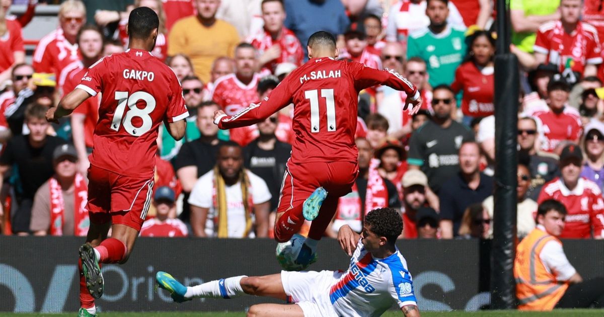 الحكم يشرح سبب حرمان محمد صلاح من ركلة جزاء ضد بالاس