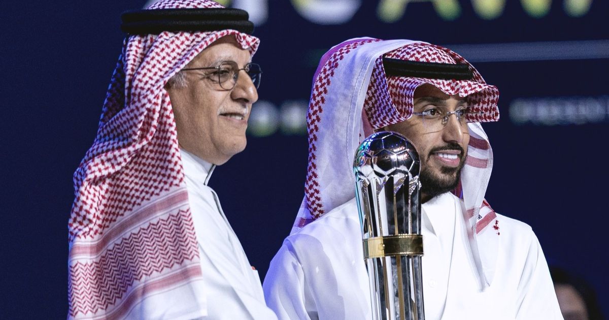 سالم الدوسري قائد السعودية يفوز بجائزة أفضل لاعب في آسيا للمرة الثانية